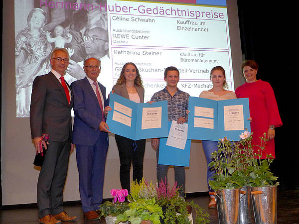 Uli Dachs und Bezirkstagspräsident Josef Mederer mit den Empfängern des Hermann-Huber-Gedächtnispreises