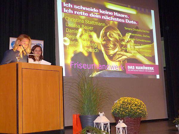 Sandra Breiding bittet die Friseurinnen auf die Bühne
