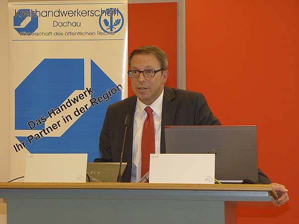 Josef Bichl, stellvertretendes Vorstandsmitglied der Sparkasse Dachau begrüßte die Gäste