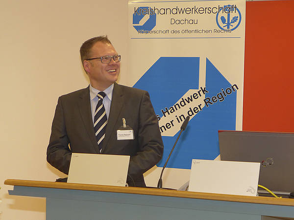 Thomas Rappolder von der Versicherungskammer Bayern informierte über finanzielle Instrumente der Mitarbeiterbindung wie eine betriebliche Altersversorgung
