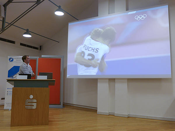 Als psychologischer Betreuer der deutschen Hockey-Nationalmannschaft konnte Kuhn zum Olympiasieg beitragen