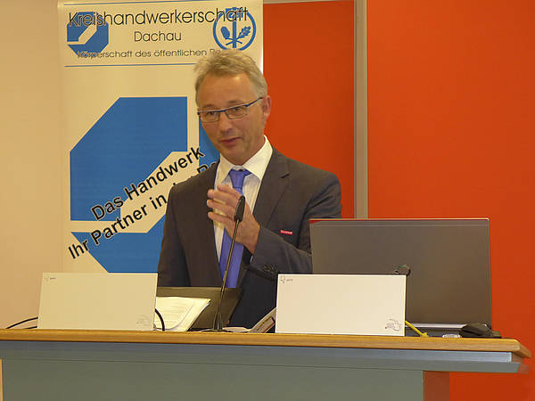 Kreishandwerksmeister Ulrich Dachs gab in seinen beiden Vorträgen Tipps zum Umgang mit der erweiterten Handwerkerhaftung sowie den rechtlichen Fallstricken bei freiwilligen Berufspraktika