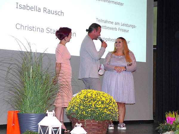 Moderator Matthias Koch interviewt die Friseurinnen Isabella Rausch und Christina Stattmann