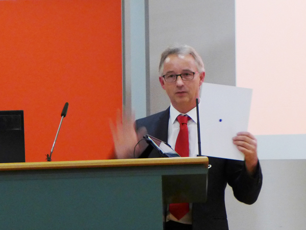 Ulrich Dachs mit seinem Demonstrationsobjekt